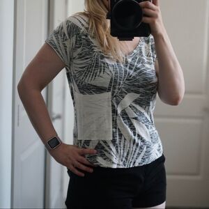 Roxy Serenity Now Palm Print Pattern Hawaiian Tropical Split Hem Pocket Tee XS